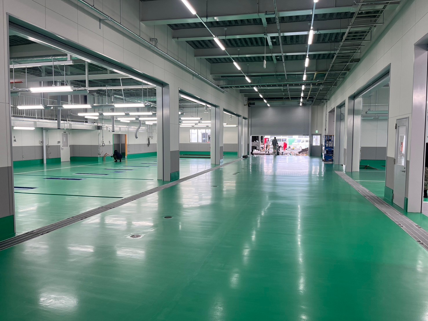 自動車整備工場のピット周りにMMA樹脂の塗床を施工した床